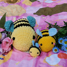 Load image into Gallery viewer, Small Bee